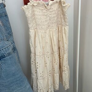 Strapless or strapped white dress